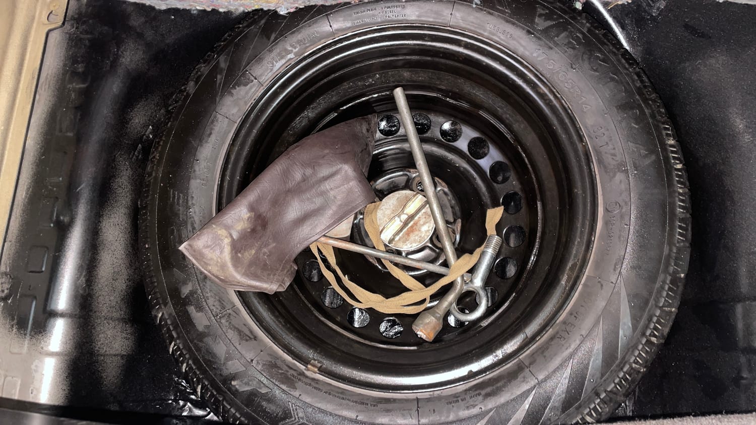 Used 2015 Honda Brio S MT Petrol Manual tyres SPARE TYRE VIEW
