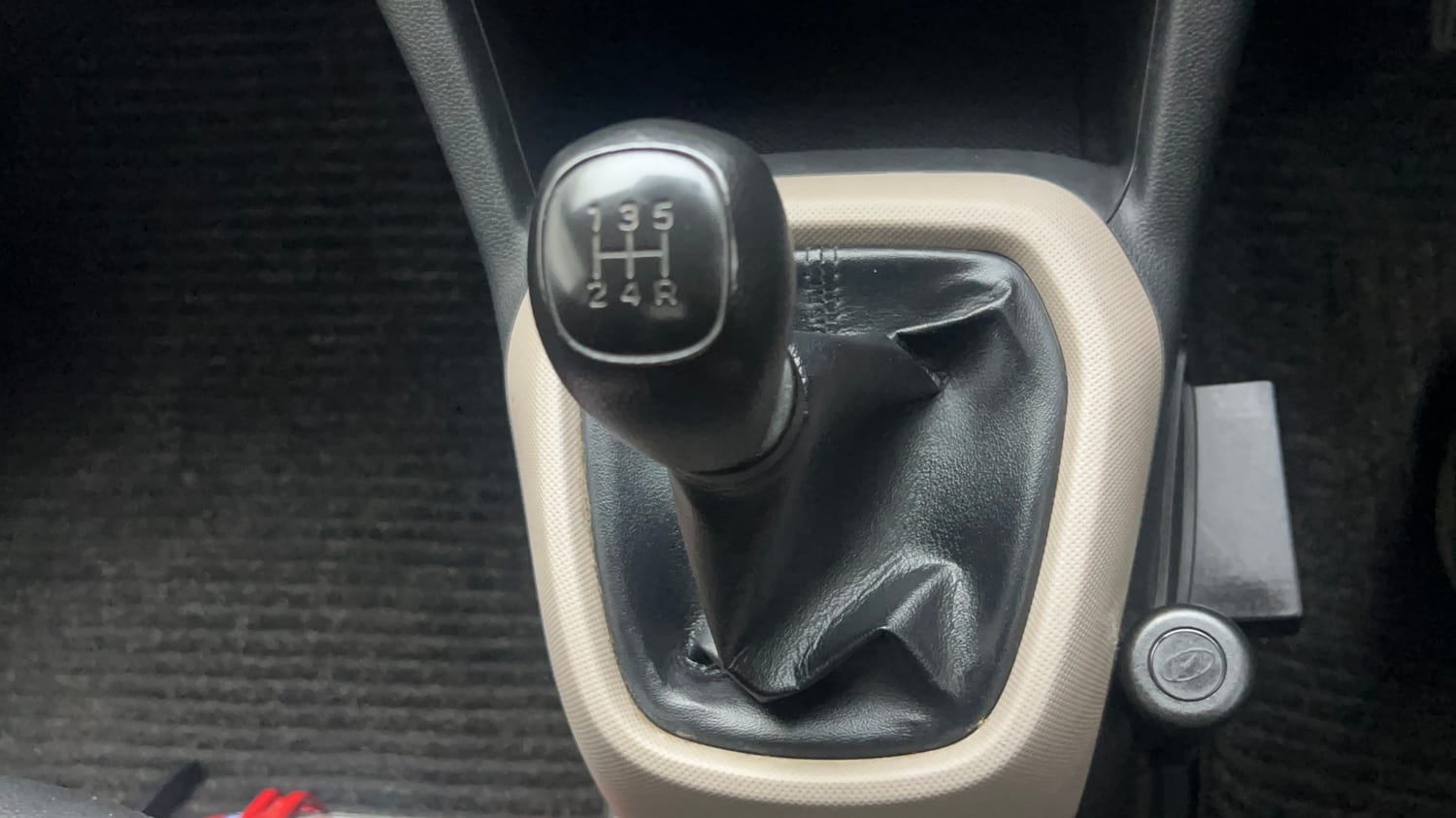 Used 2020 Hyundai Xcent S Petrol+cng(outside fitted) Cng Manual interior GEAR  KNOB VIEW