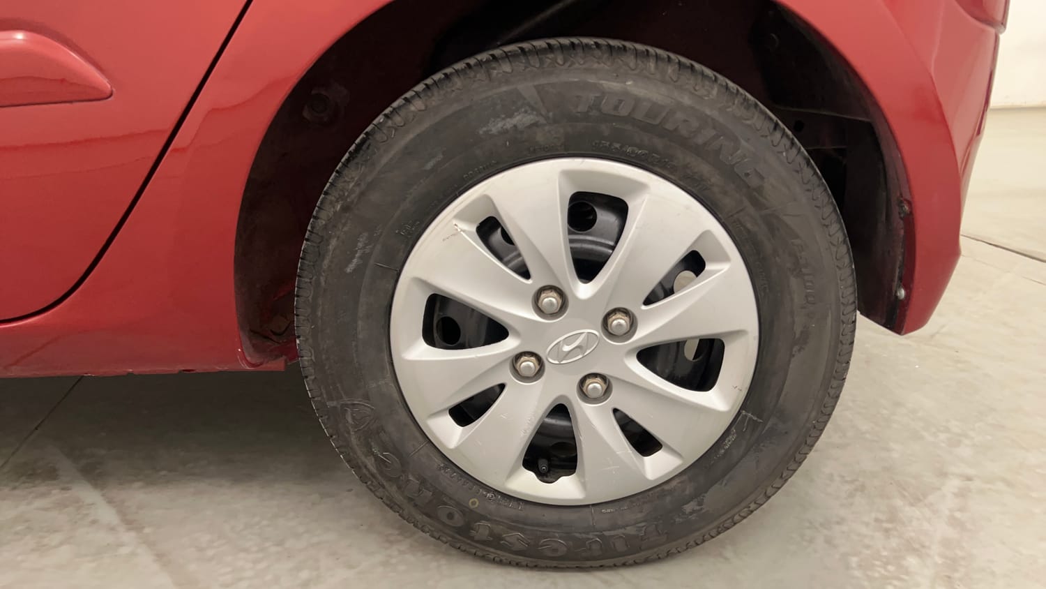 Used 2013 Hyundai i10 Sportz 1.2 AT Kappa2 Petrol Automatic tyres LEFT REAR TYRE RIM VIEW