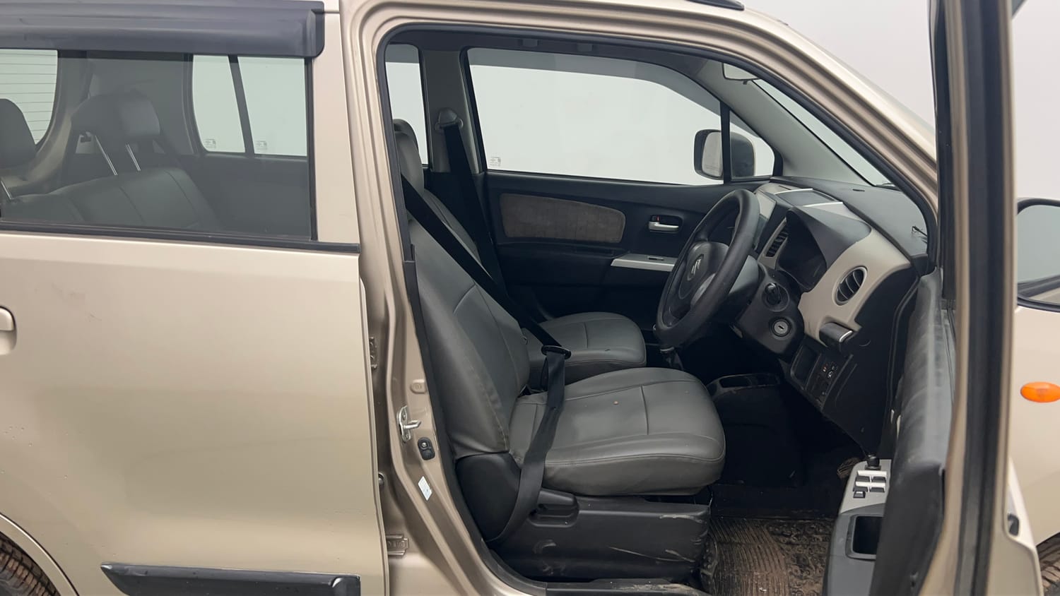 Used 2013 Maruti Suzuki Wagon R VXI Petrol Manual interior RIGHT SIDE FRONT DOOR CABIN VIEW
