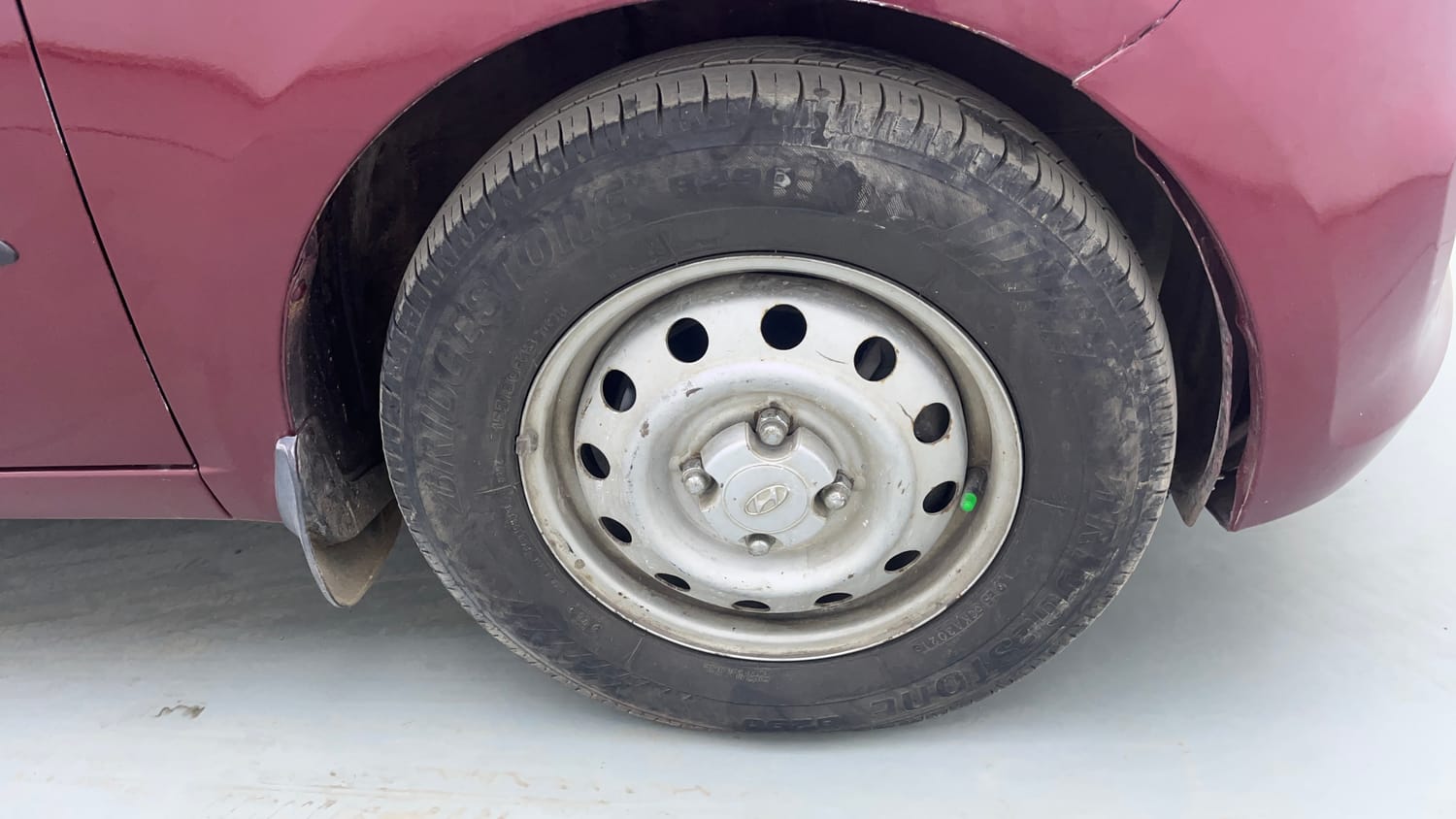 Used 2014 Hyundai i10 Magna 1.1 iRDE2 Petrol Manual tyres RIGHT FRONT TYRE RIM VIEW