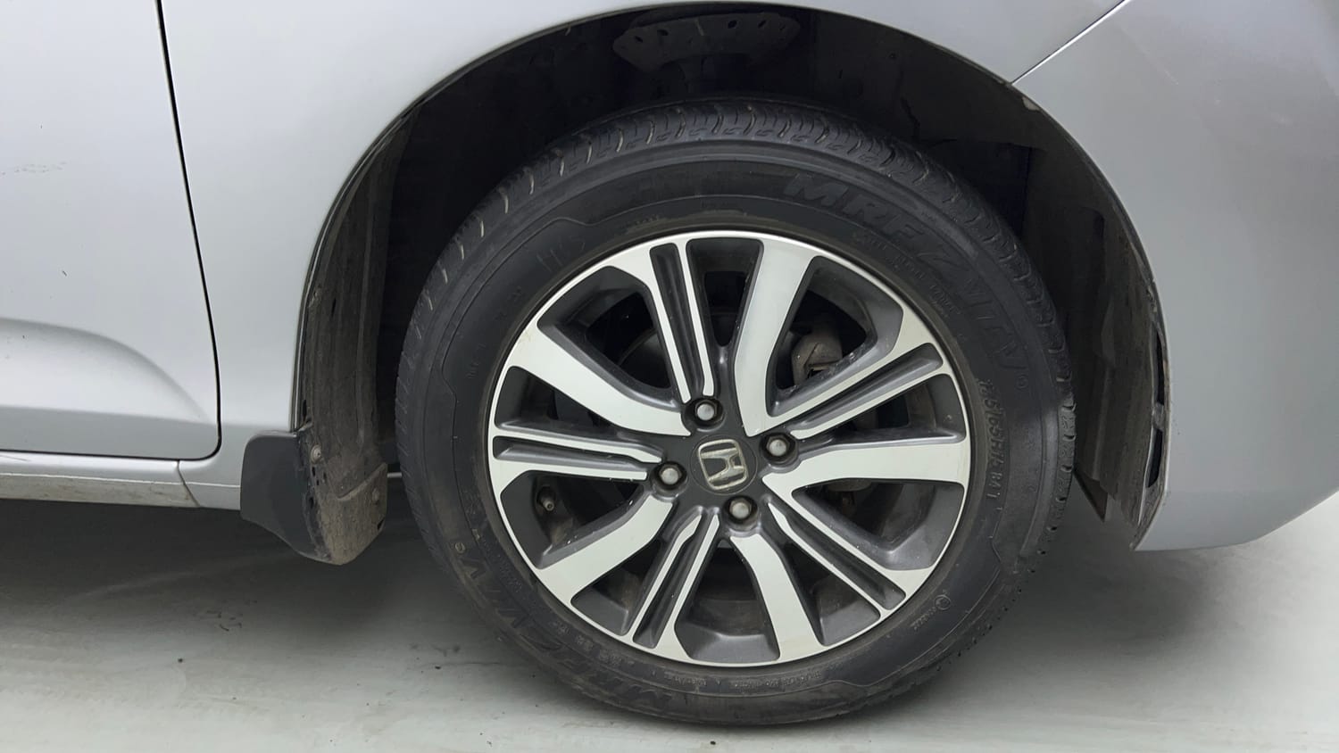 Used 2022 Honda Amaze VX CVT 1.2 Petrol Petrol Automatic tyres RIGHT FRONT TYRE RIM VIEW