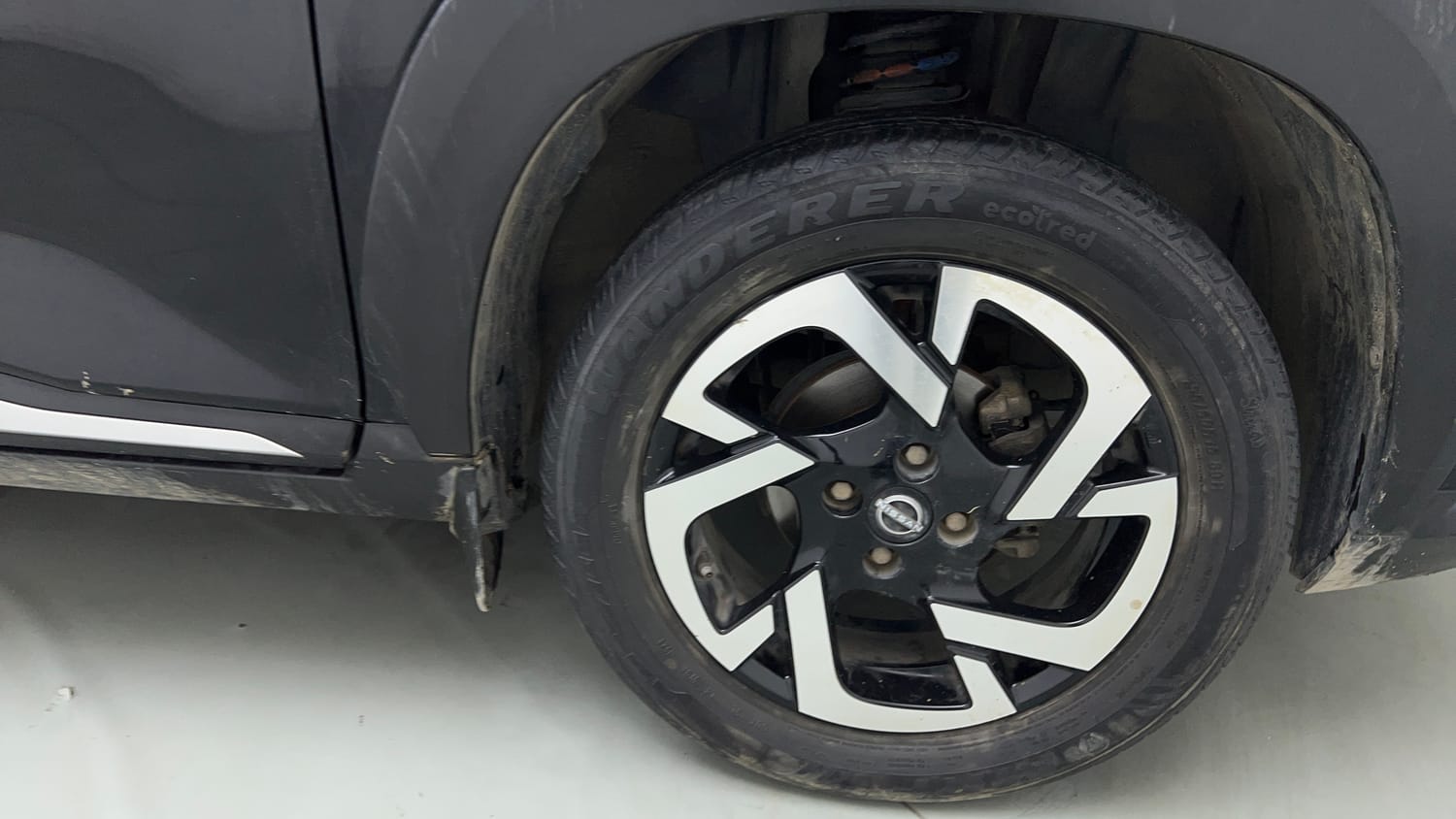 Used 2023 Nissan Magnite XV Premium Turbo CVT Petrol Automatic tyres RIGHT FRONT TYRE RIM VIEW