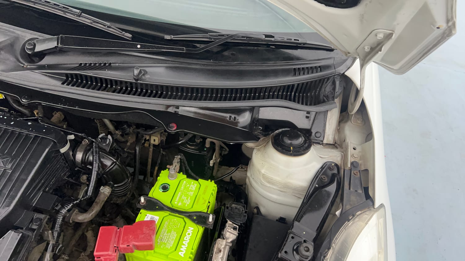 Used 2013 Maruti Suzuki Swift VXi Petrol Manual engine ENGINE LEFT SIDE HINGE & APRON VIEW