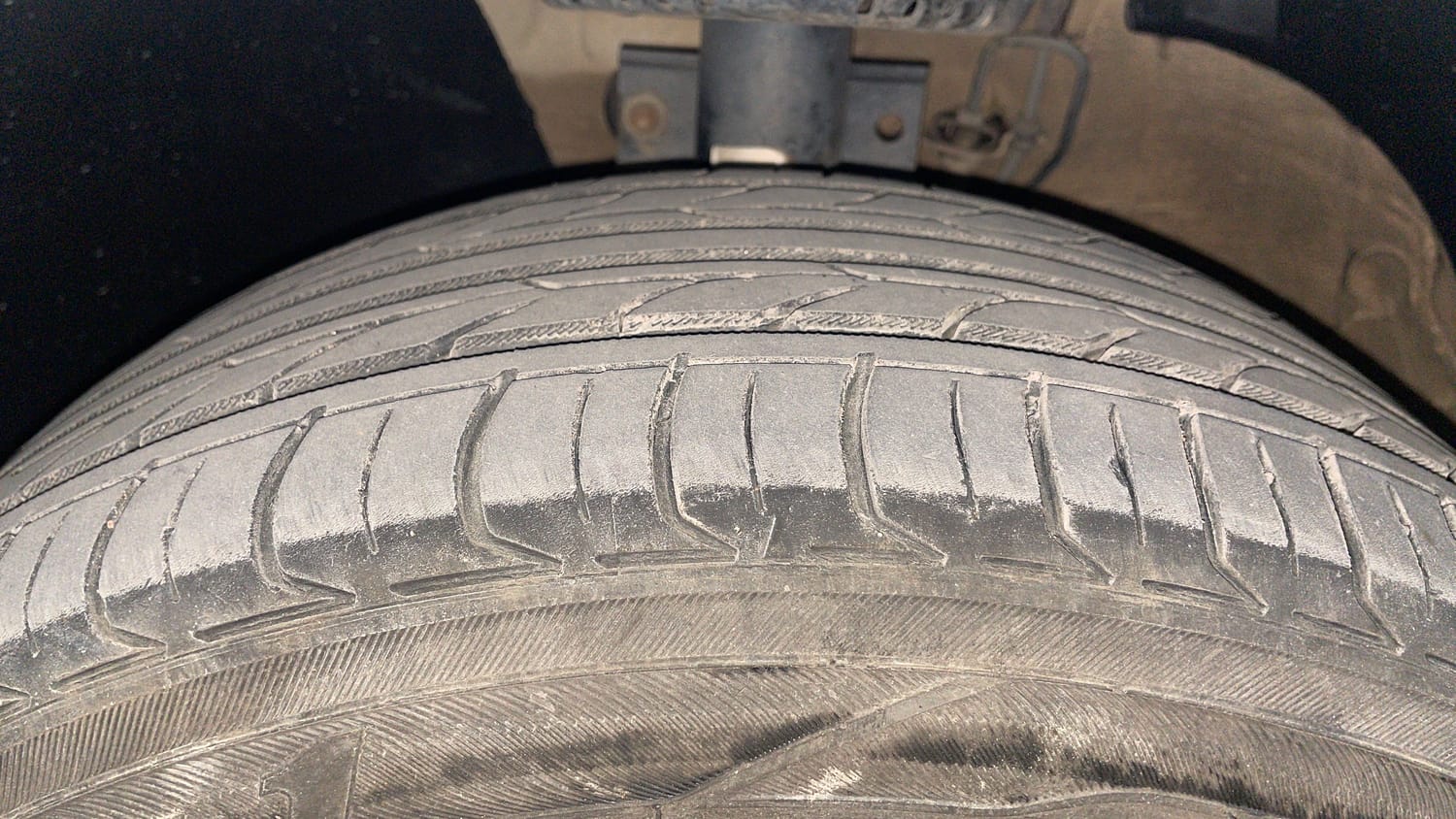 Used 2015 Volkswagen Polo Comfortline 1.2L (P) Petrol Manual tyres LEFT FRONT TYRE TREAD VIEW