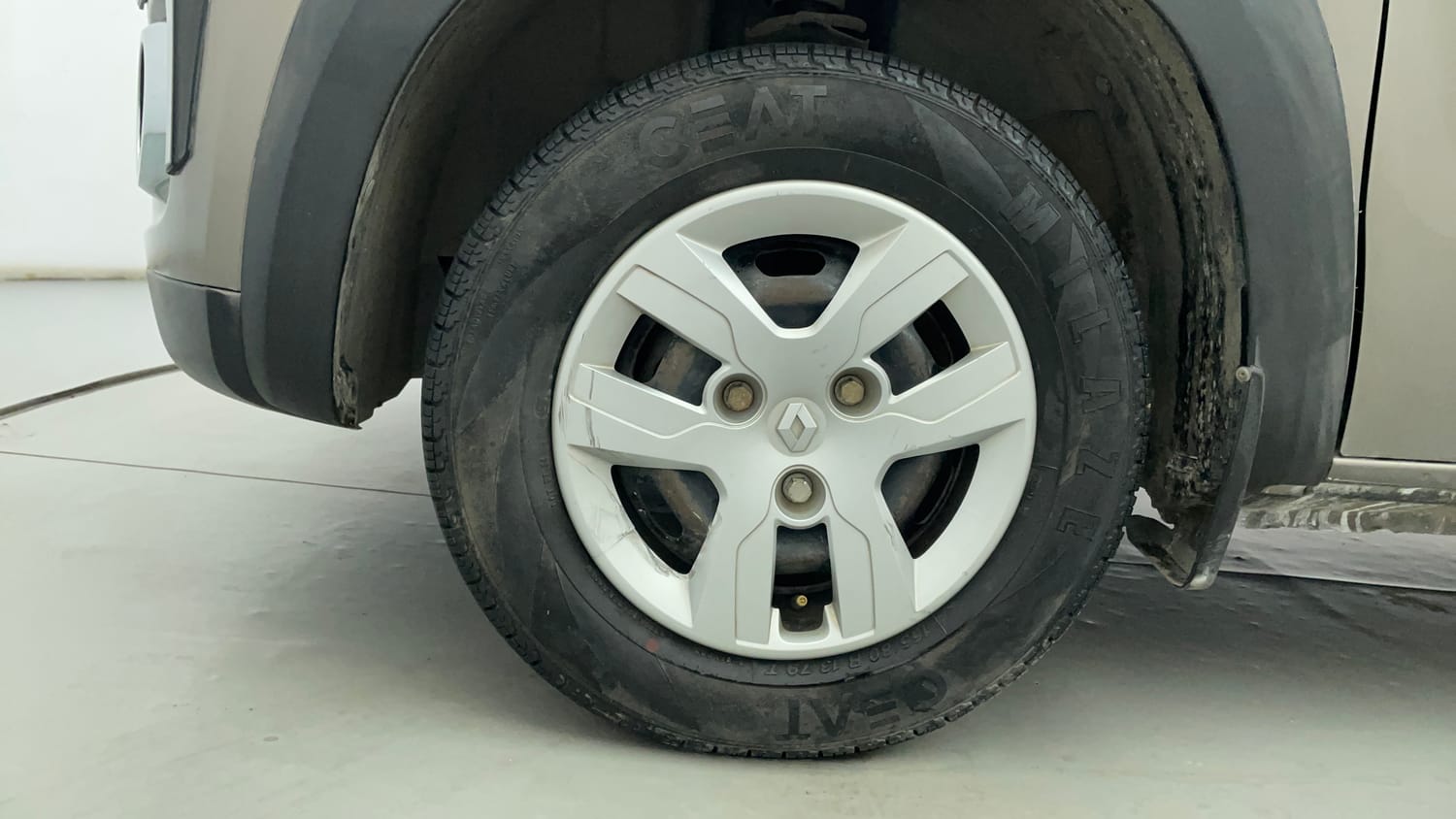 Used 2018 Renault Kwid 1.0 RXT AMT Opt Petrol Automatic tyres LEFT FRONT TYRE RIM VIEW