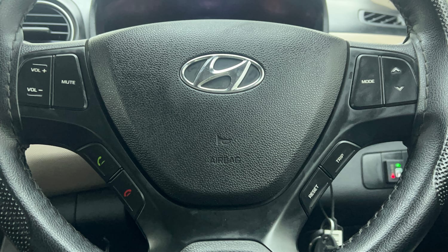 Used 2020 Hyundai Xcent S Petrol+cng(outside fitted) Cng Manual top_features Steering mounted controls
