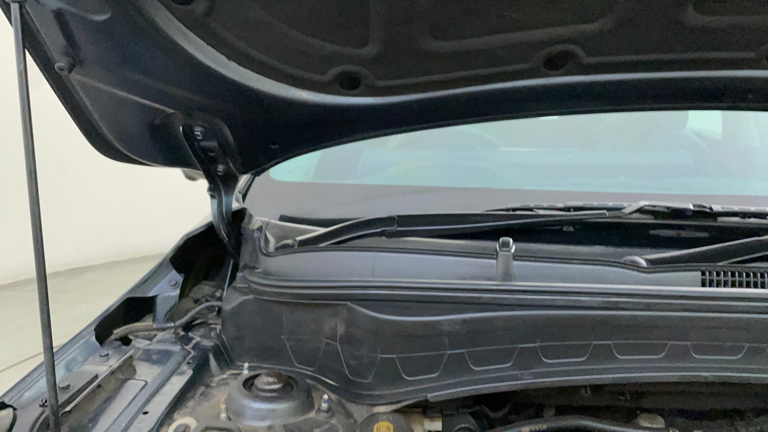 Used 2022 Kia Seltos X Line 1.4 DCT Petrol Automatic engine ENGINE RIGHT SIDE HINGE & APRON VIEW