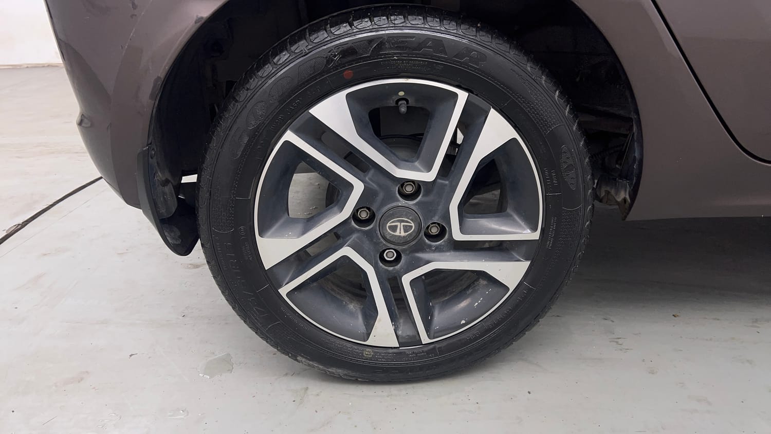 Used 2019 Tata Tiago Revotron XZ Plus Petrol Manual tyres RIGHT REAR TYRE RIM VIEW