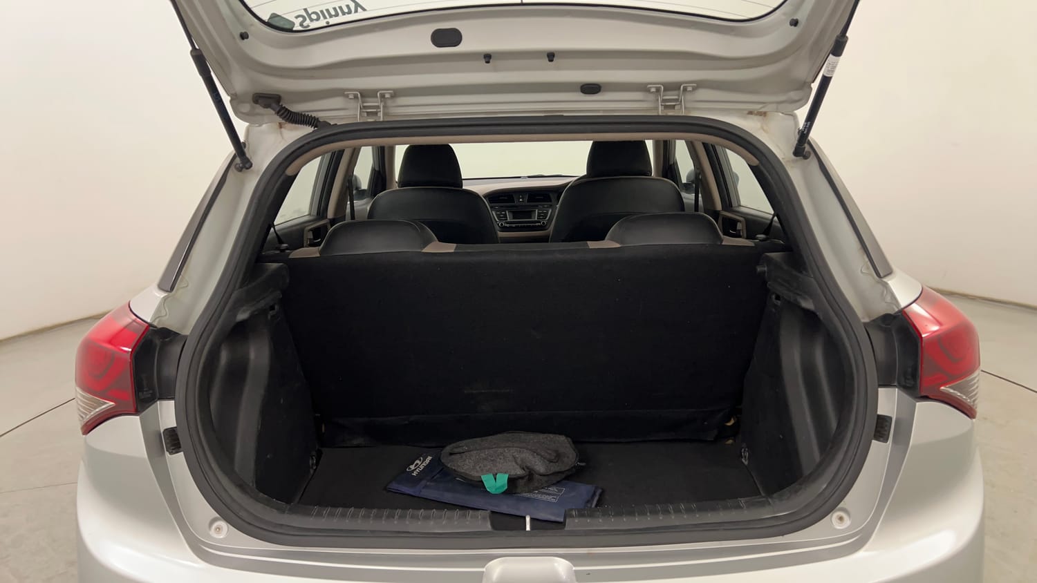 Used 2017 Hyundai Elite i20 Sportz 1.2 Petrol Manual interior DICKY INSIDE VIEW