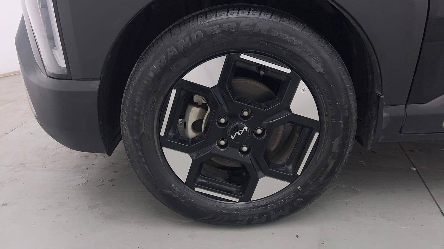 Used 2025 Kia Syros HTX 1.5 Diesel 6MT Diesel Manual tyres LEFT FRONT TYRE RIM VIEW