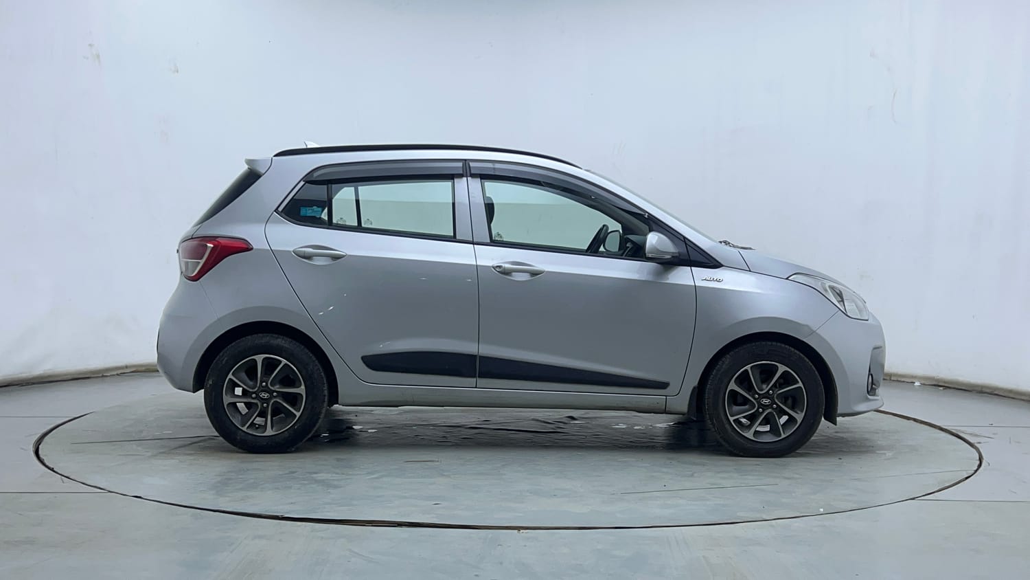 Used 2018 Hyundai Grand i10 Sportz AT 1.2 Kappa VTVT Petrol Automatic exterior RIGHT SIDE VIEW