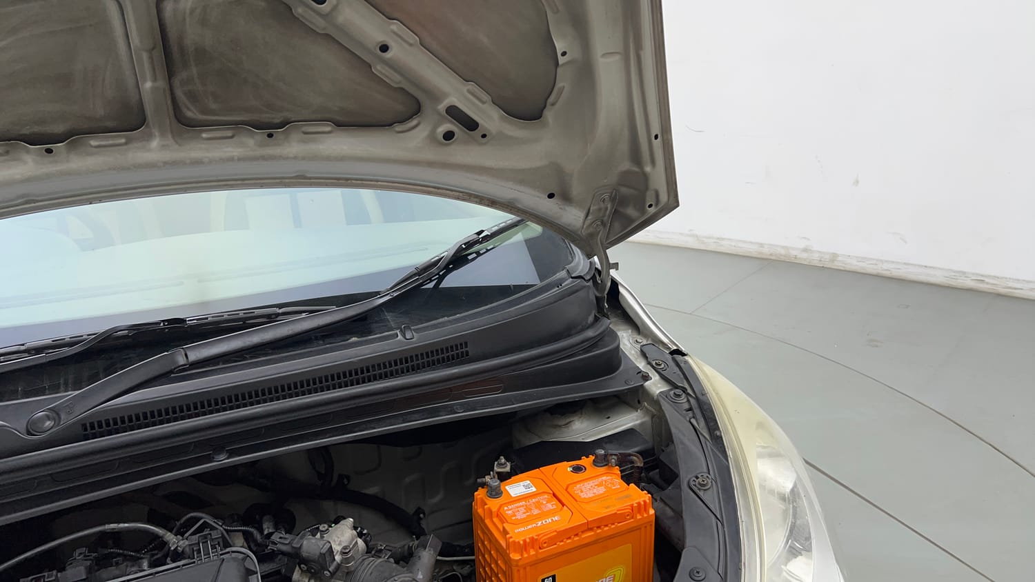 Used 2013 Hyundai i10 Era 1.1 iRDE2 Petrol Manual engine ENGINE LEFT SIDE HINGE & APRON VIEW