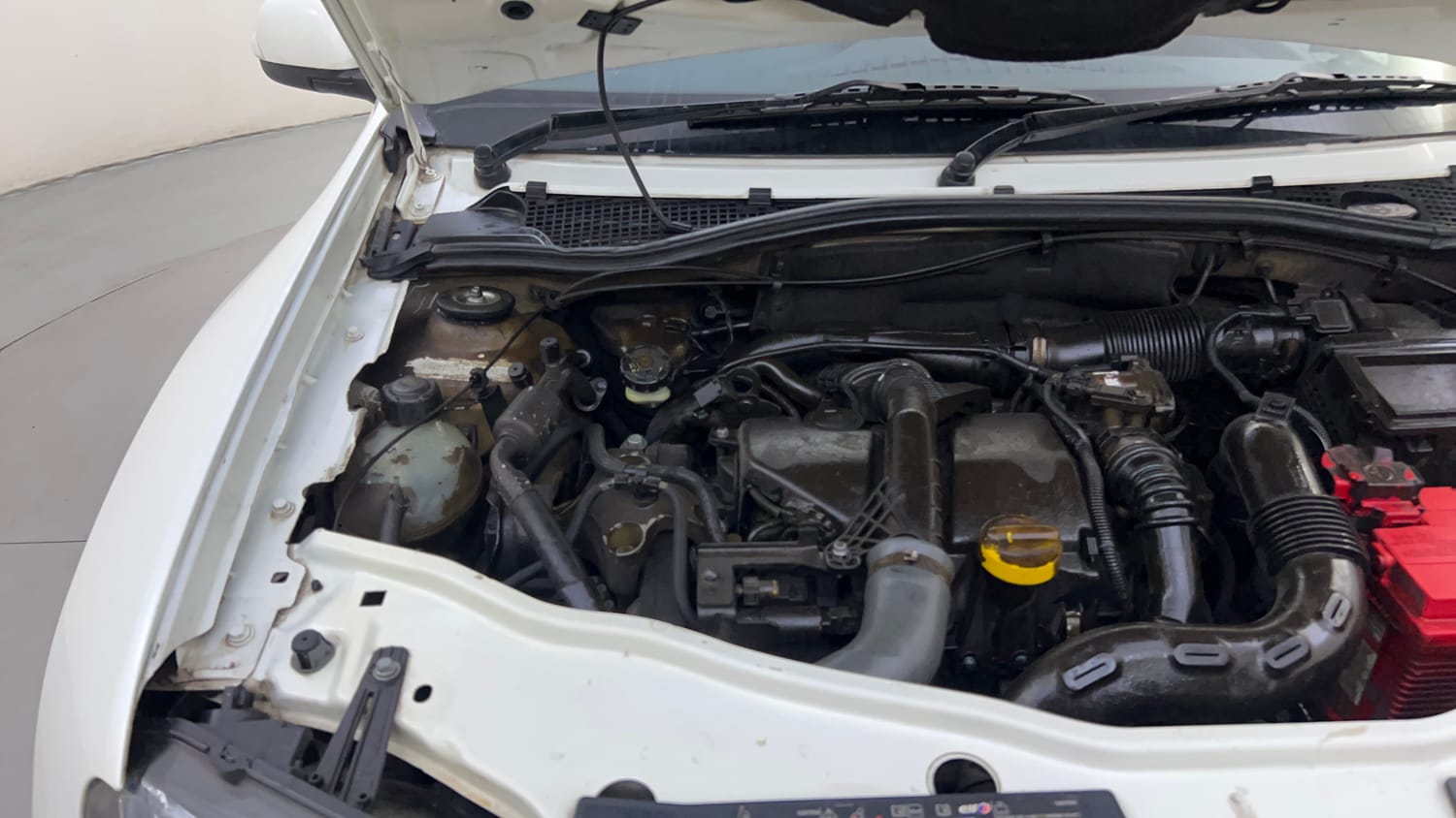 Used 2016 Renault Duster 110 PS RXL 4X2 MT Diesel Manual engine ENGINE RIGHT SIDE HINGE & APRON VIEW