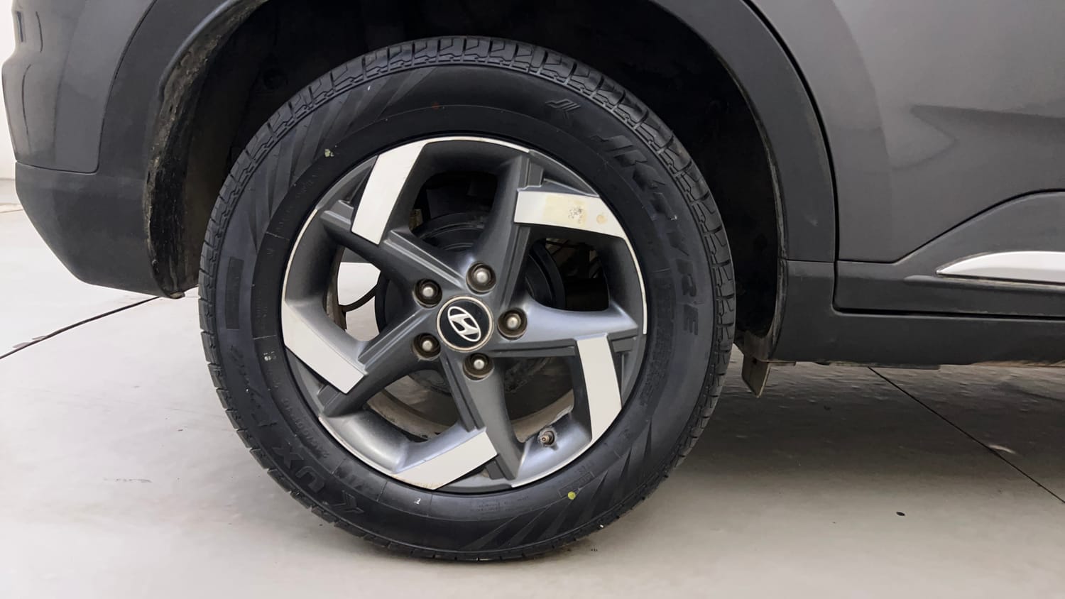 Used 2021 Hyundai Venue SX 1.0 Turbo iMT Petrol Manual tyres RIGHT REAR TYRE RIM VIEW