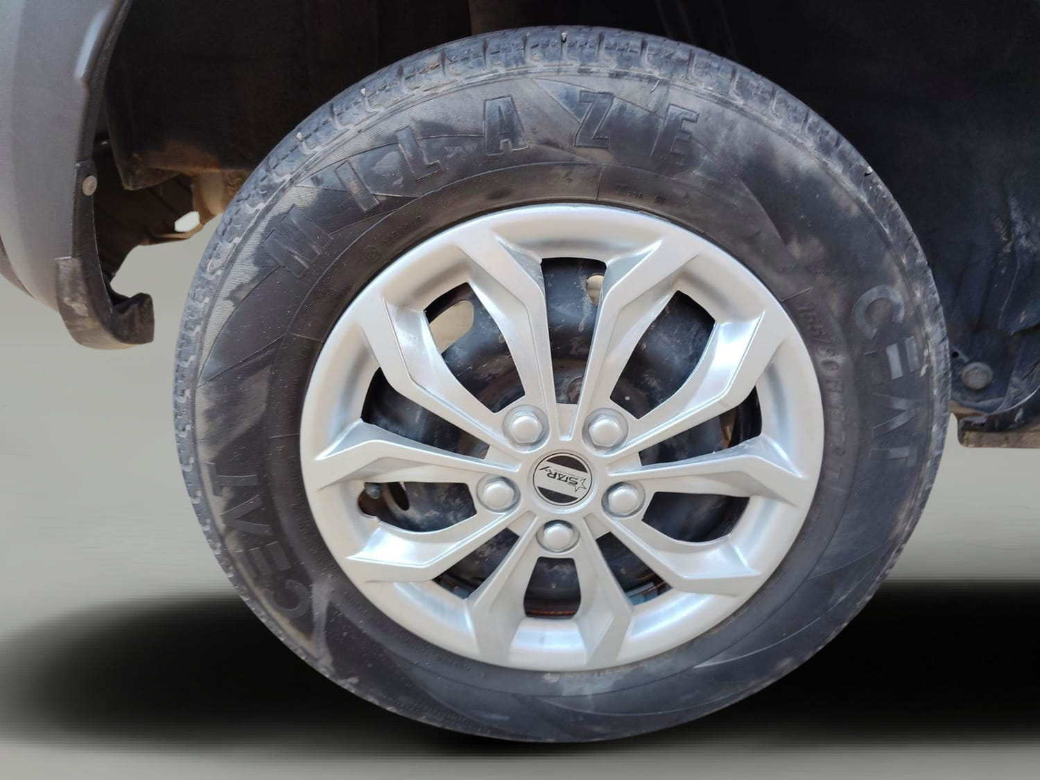 Used 2017 Renault Kwid RXT Opt Petrol Manual tyres RIGHT REAR TYRE RIM VIEW