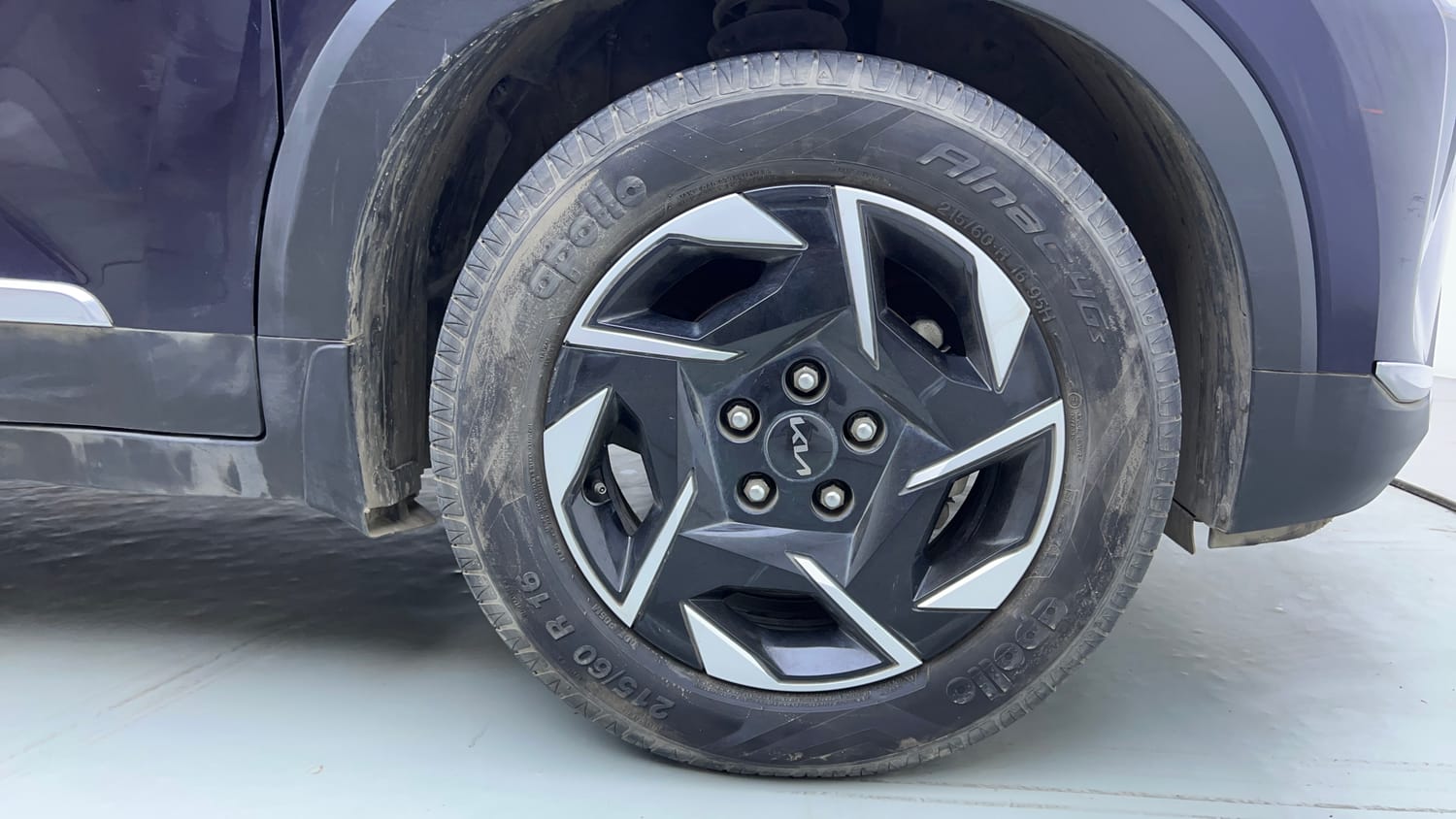 Used 2024 Kia Sonet HTK (O) 1.2 Petrol MT Petrol Manual tyres RIGHT FRONT TYRE RIM VIEW