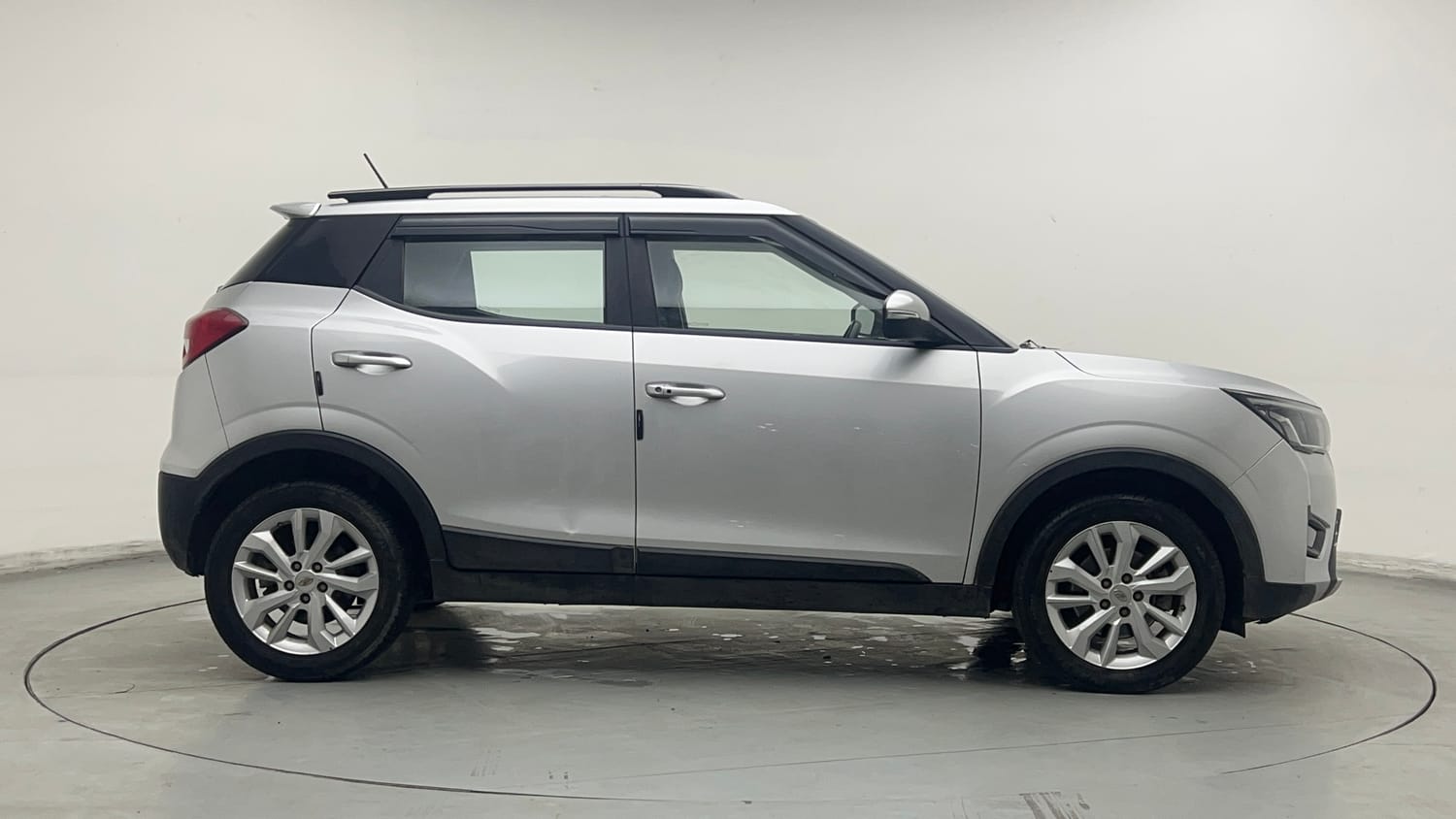 Used 2022 Mahindra XUV 300 W8 1.5 Diesel Diesel Manual exterior RIGHT SIDE VIEW