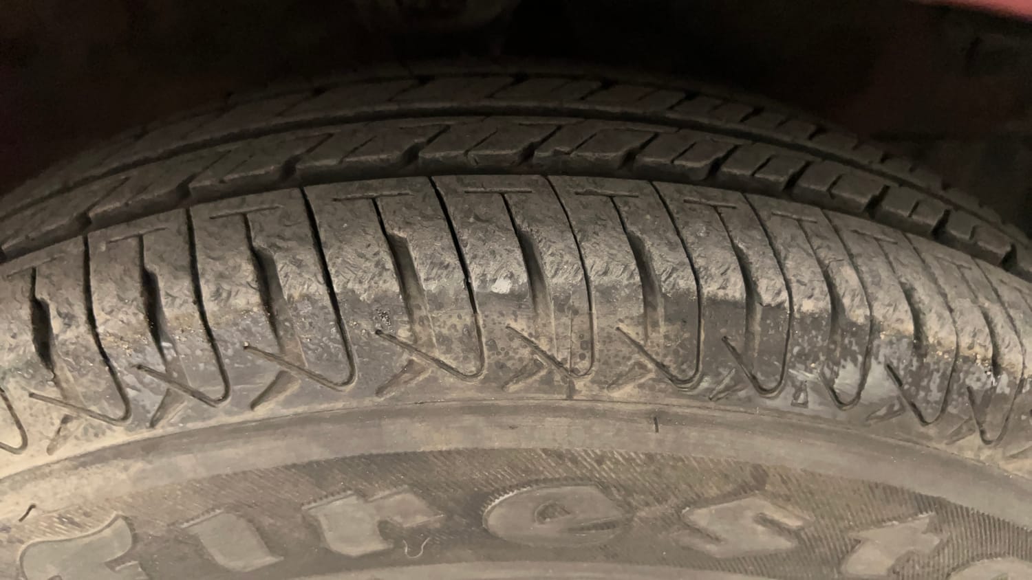 Used 2013 Hyundai i10 Sportz 1.2 AT Kappa2 Petrol Automatic tyres RIGHT FRONT TYRE TREAD VIEW