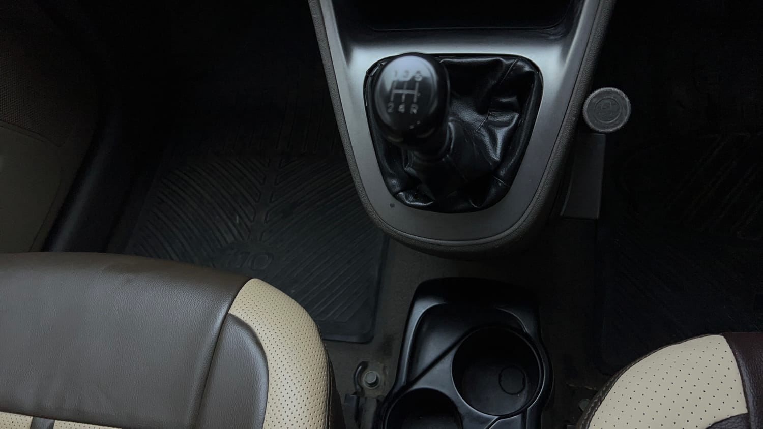 Used 2013 Hyundai i10 Era 1.1 iRDE2 Petrol Manual interior GEAR  KNOB VIEW