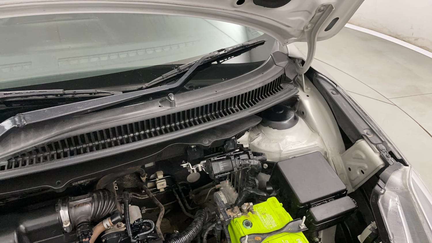 Used 2017 Maruti Suzuki Baleno Alpha 1.2 Petrol Manual engine ENGINE LEFT SIDE HINGE & APRON VIEW