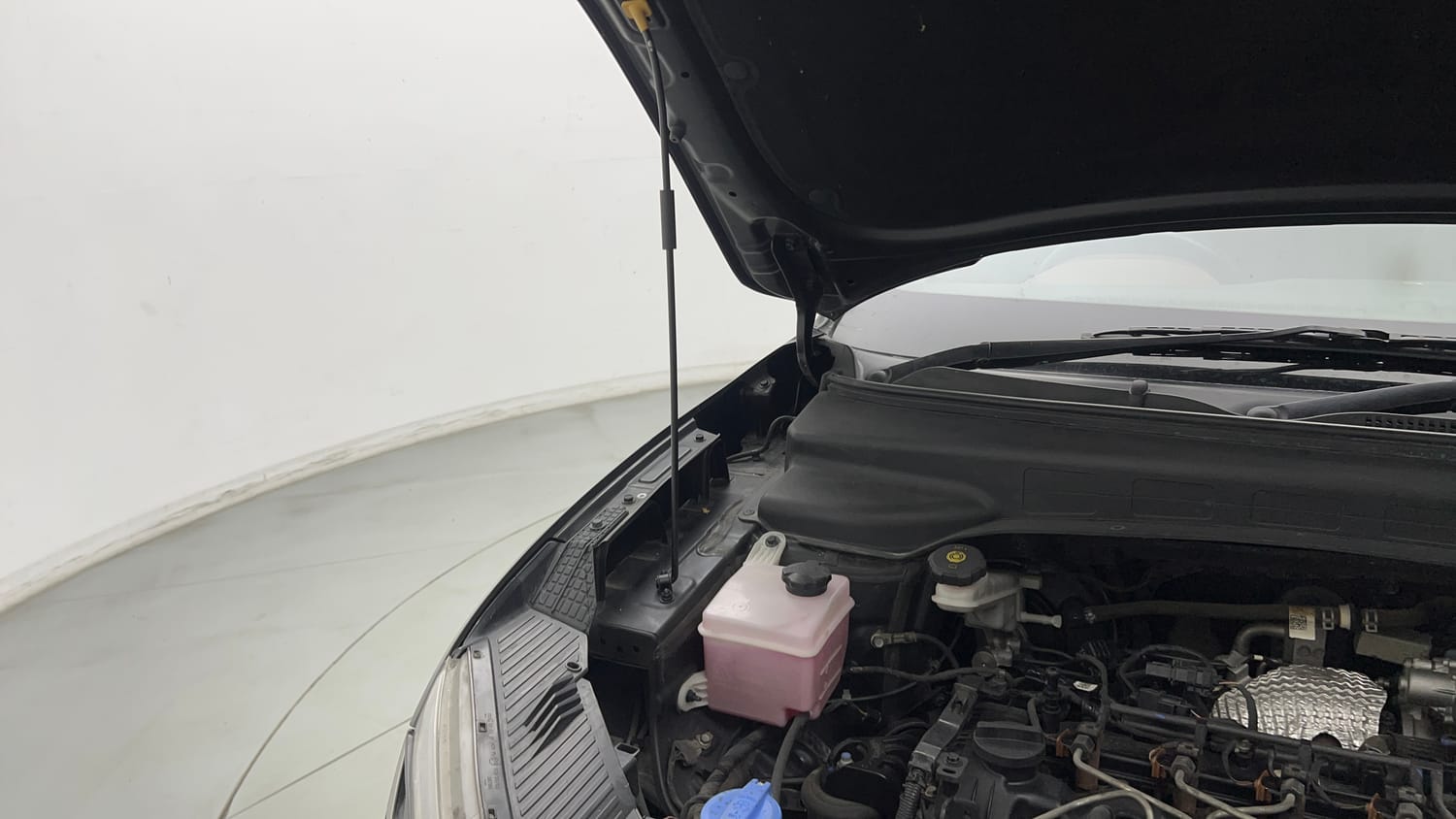Used 2022 Hyundai Alcazar Signature (O) 7 Seater 1.5 Diesel AT Diesel Automatic engine ENGINE RIGHT SIDE HINGE & APRON VIEW