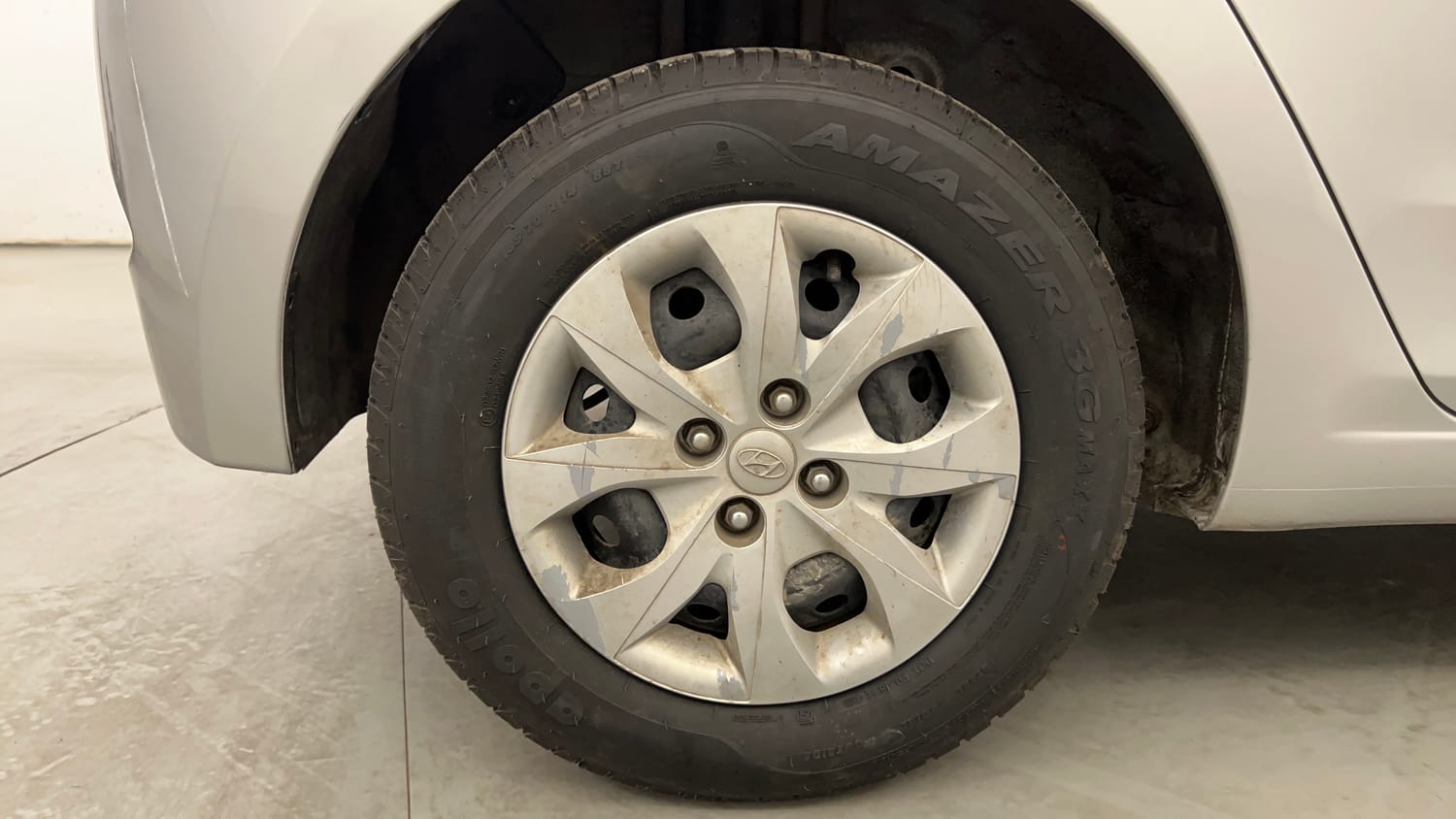 Used 2017 Hyundai Elite i20 Sportz 1.2 Petrol Manual tyres RIGHT REAR TYRE RIM VIEW