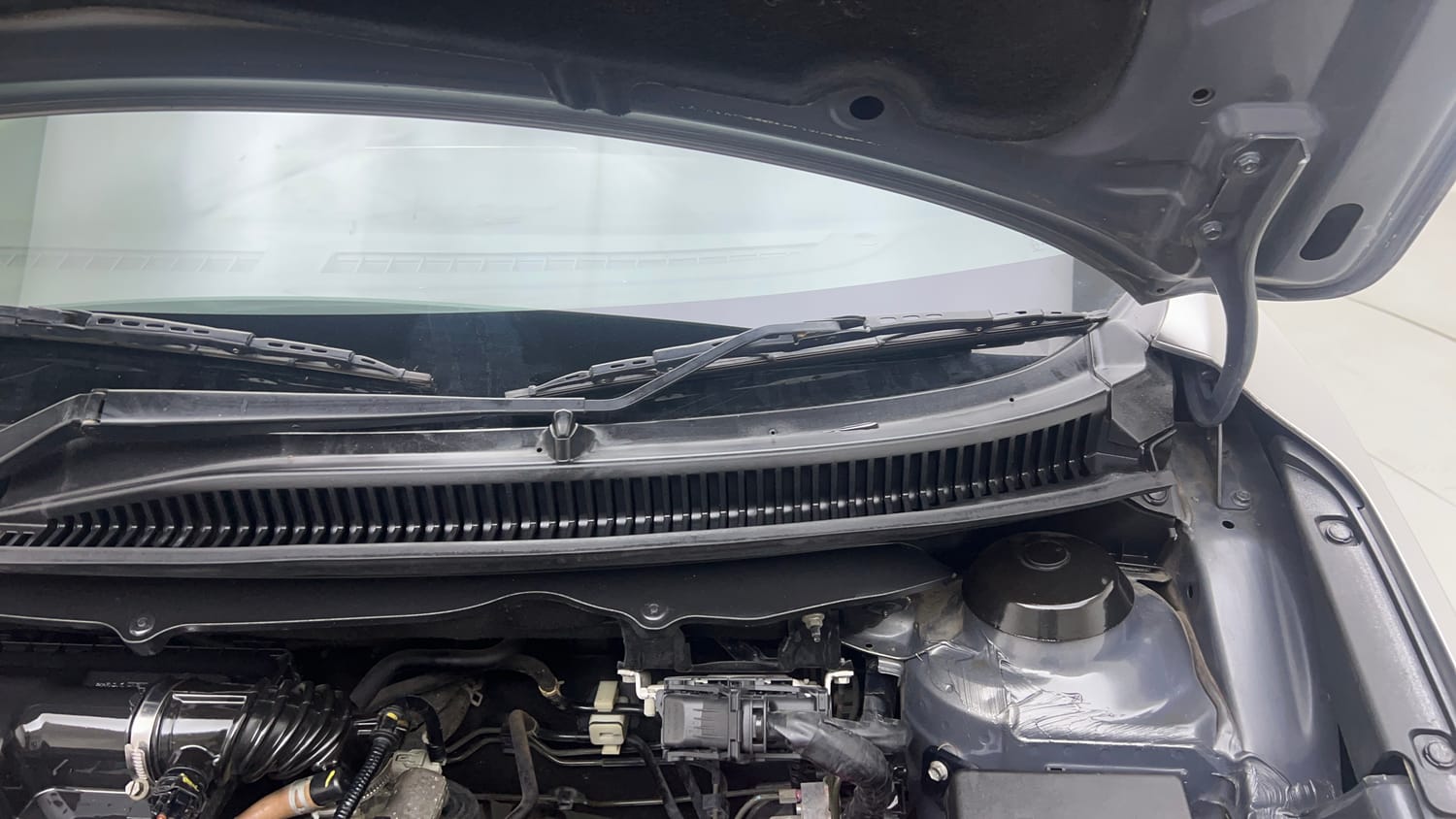 Used 2019 Maruti Suzuki Baleno Alpha Petrol Manual engine ENGINE LEFT SIDE HINGE & APRON VIEW