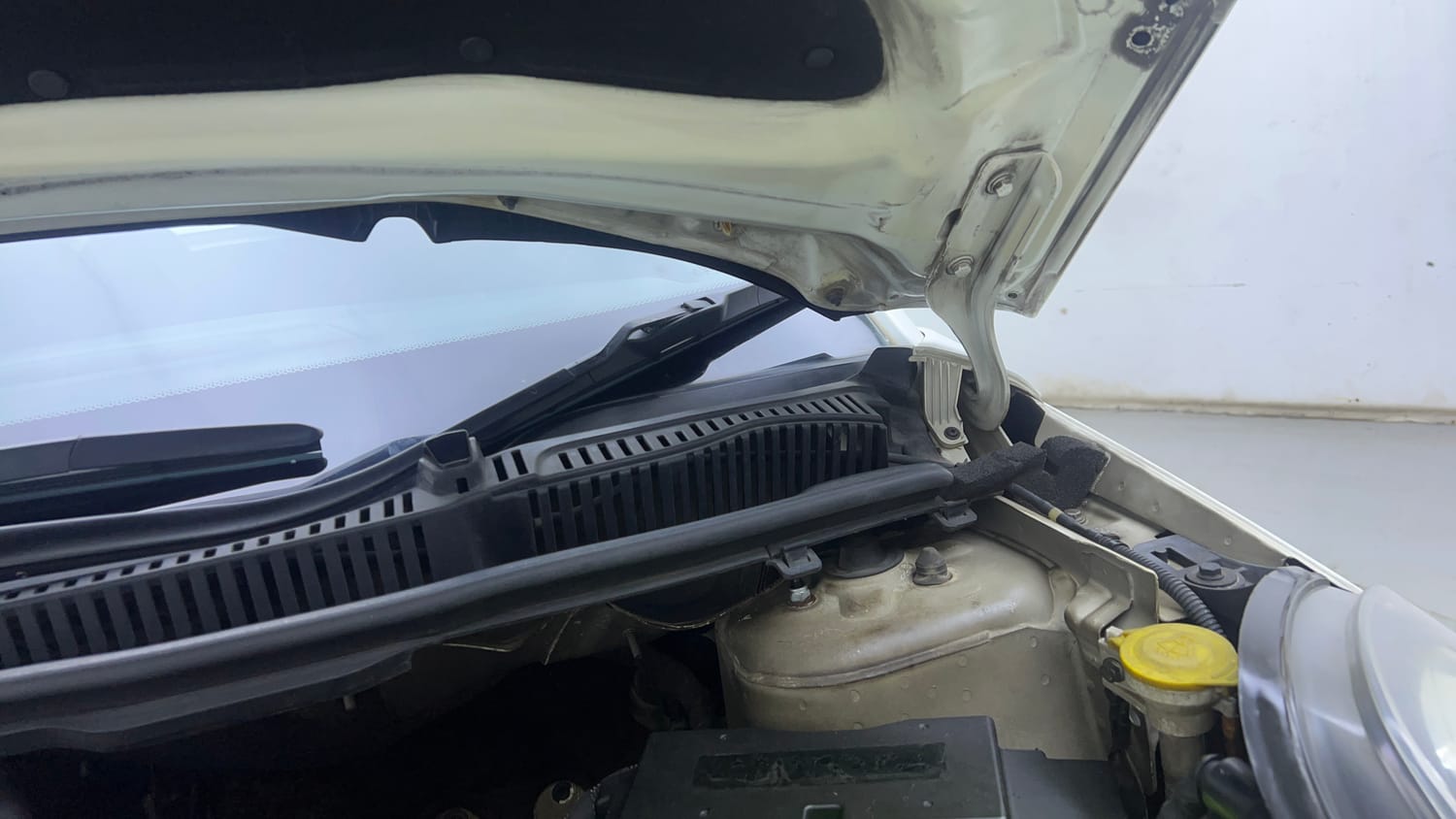 Used 2018 Tata Nexon XM Petrol Manual engine ENGINE LEFT SIDE HINGE & APRON VIEW