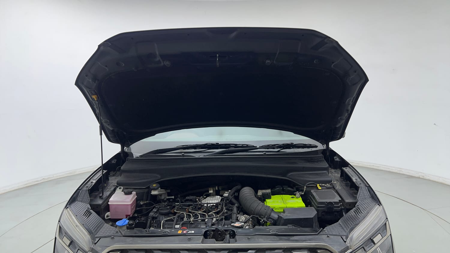 Used 2022 Hyundai Alcazar Signature (O) 7 Seater 1.5 Diesel AT Diesel Automatic engine ENGINE & BONNET OPEN FRONT VIEW