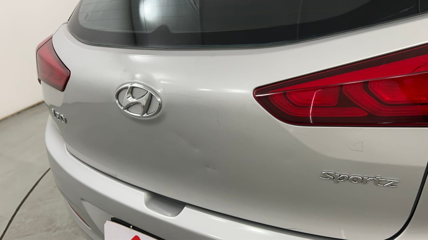 Used 2017 Hyundai Elite i20 Sportz 1.2 Petrol Manual dents MINOR DENT