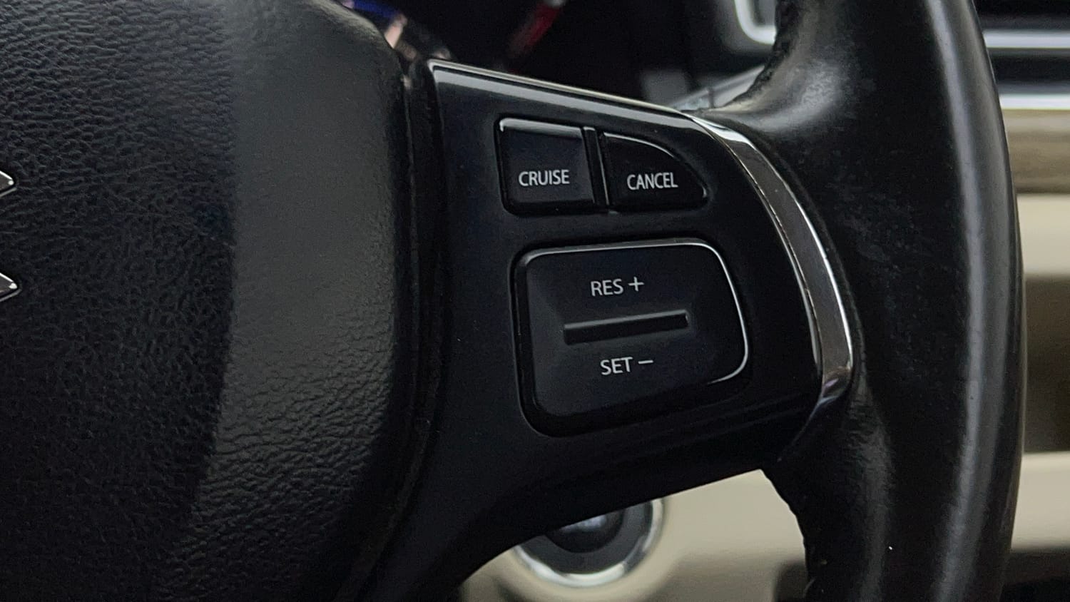 Used 2018 Maruti Suzuki Ciaz Alpha Hybrid 1.5 Petrol Manual top_features Cruise control