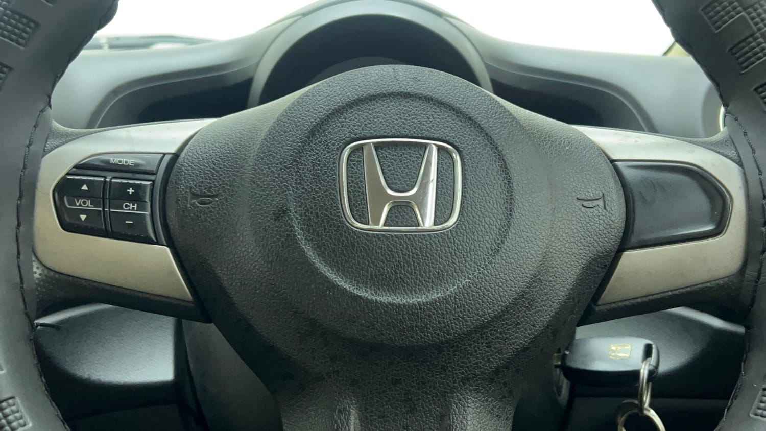 Used 2015 Honda Amaze 1.2 S i-VTEC Petrol Manual top_features Steering mounted controls