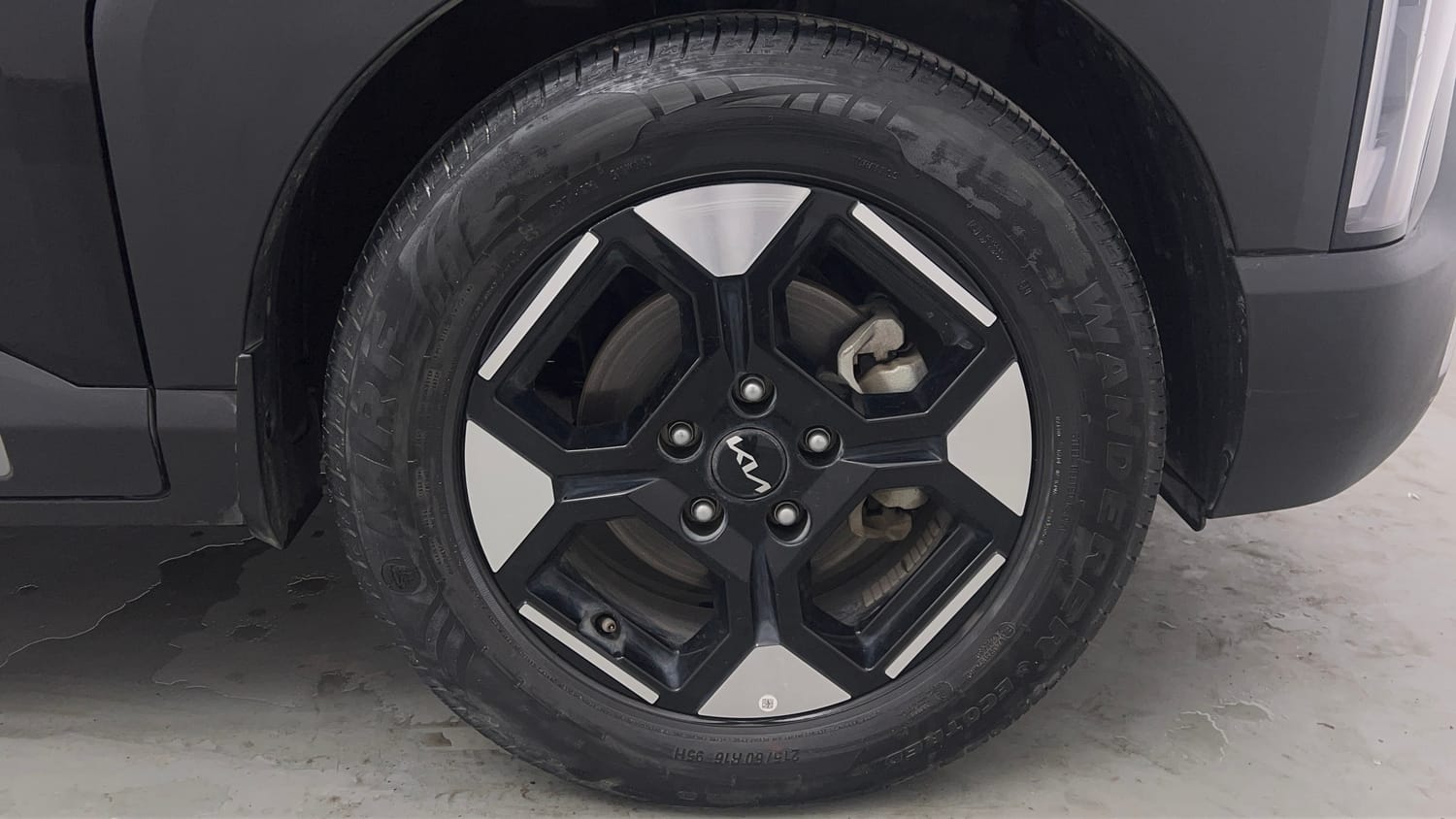 Used 2025 Kia Syros HTX 1.5 Diesel 6MT Diesel Manual tyres RIGHT FRONT TYRE RIM VIEW