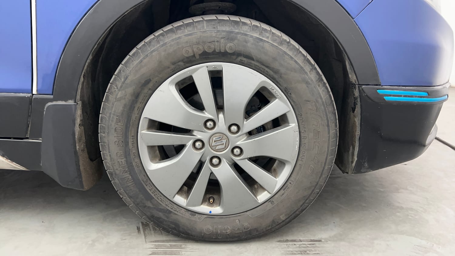 Used 2016 Maruti Suzuki S-Cross Zeta 1.3 Diesel Manual tyres RIGHT FRONT TYRE RIM VIEW