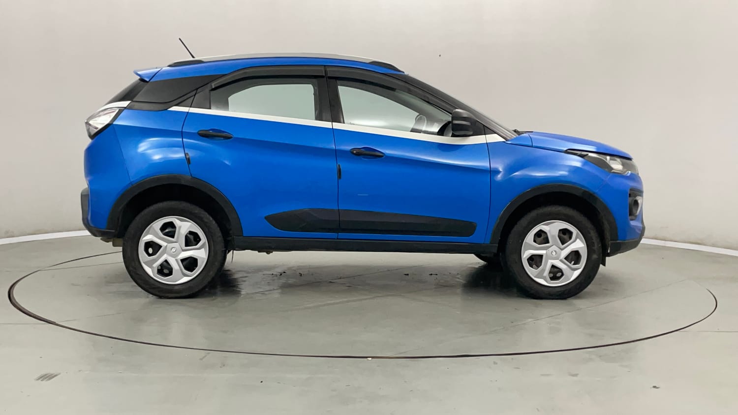 Used 2020 Tata Nexon XM Petrol Manual exterior RIGHT SIDE VIEW