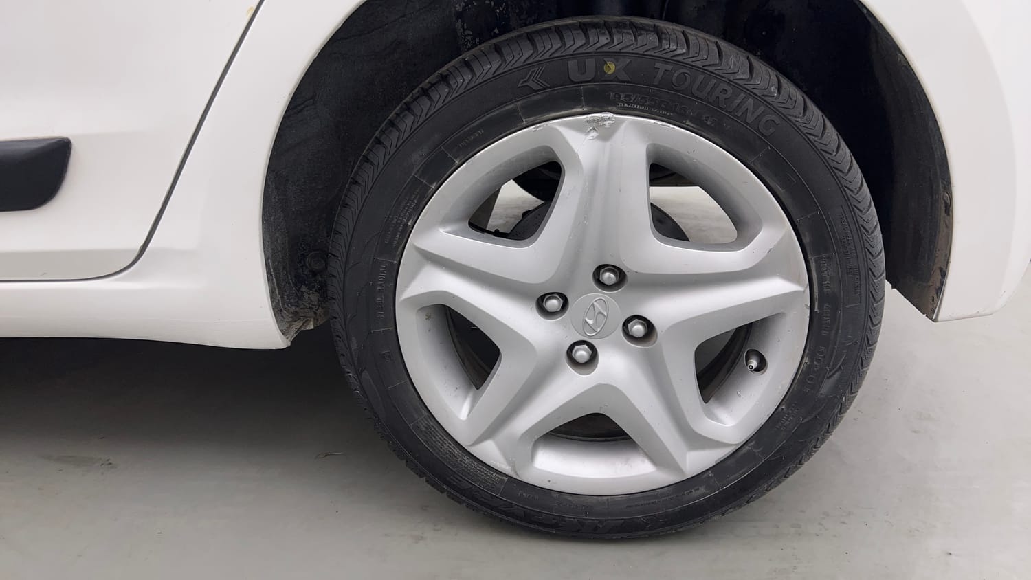 Used 2017 Hyundai Elite i20 Asta 1.2 Petrol Manual tyres LEFT REAR TYRE RIM VIEW