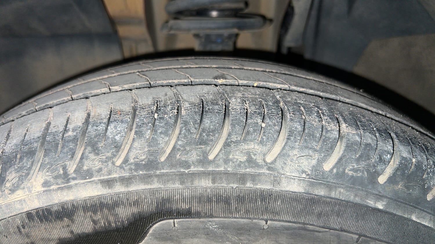 Used 2022 Renault Triber RXZ EASY-R AMT Dual Tone Petrol Automatic tyres LEFT FRONT TYRE TREAD VIEW
