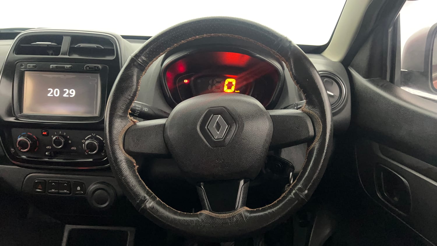 Used 2018 Renault Kwid RXT (O) 1.0 SCE Edition Petrol Manual interior STEERING VIEW