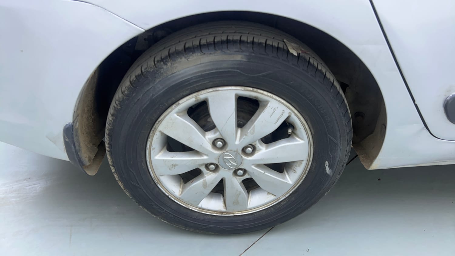 Used 2015 Hyundai Xcent S 1.2 (O) Petrol Manual tyres RIGHT REAR TYRE RIM VIEW