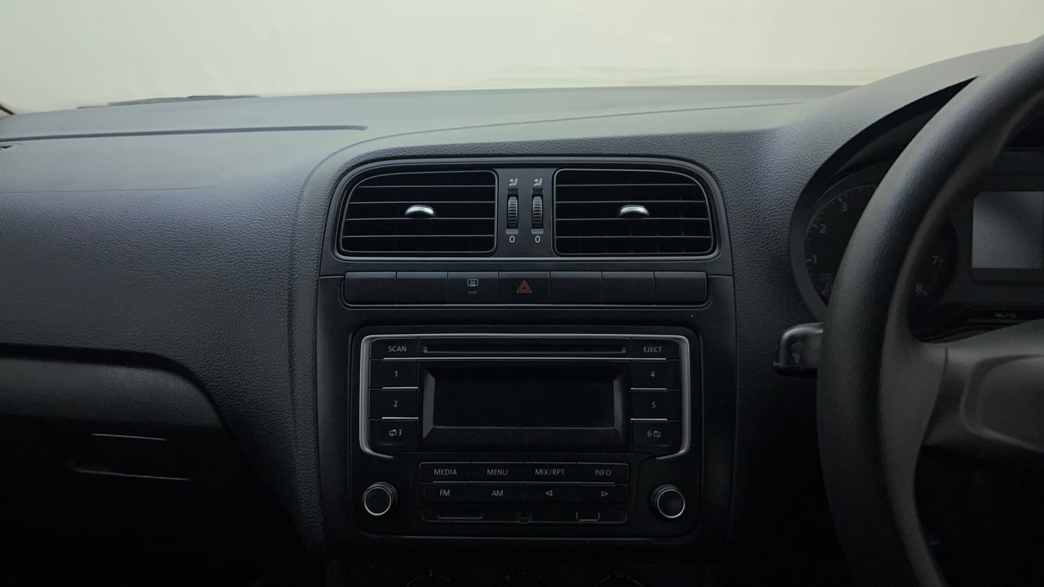 Used 2015 Volkswagen Polo Comfortline 1.2L (P) Petrol Manual top_features Integrated (in-dash) music system
