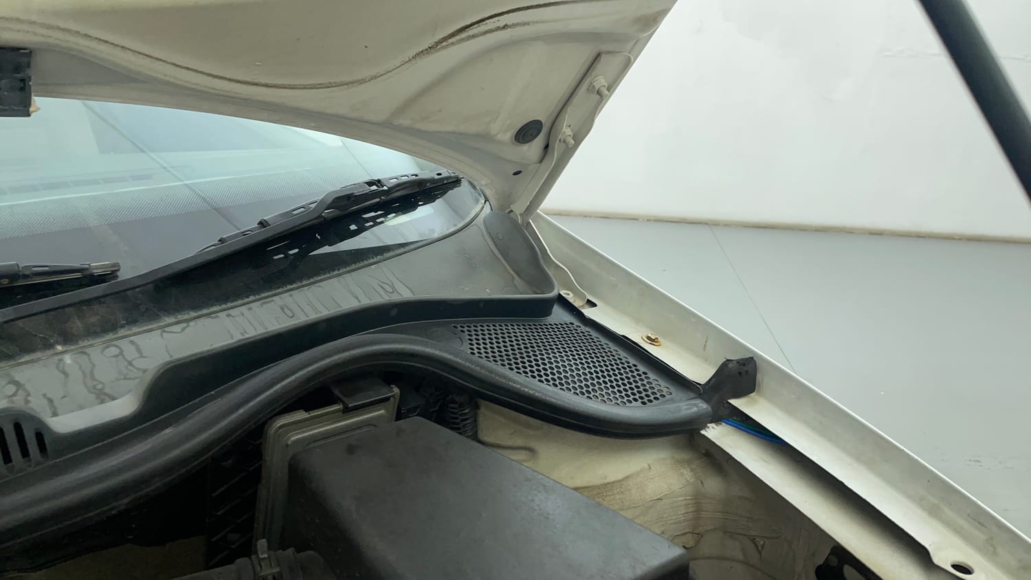 Used 2013 Volkswagen Polo Trendline 1.2L (P) Petrol Manual engine ENGINE LEFT SIDE HINGE & APRON VIEW
