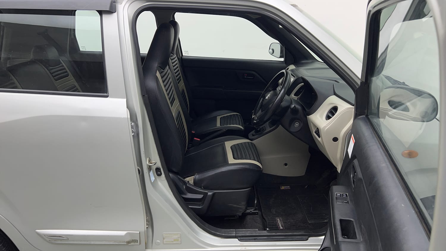 Used 2020 Maruti Suzuki Wagon R LXi 1.0 CNG Cng Manual interior RIGHT SIDE FRONT DOOR CABIN VIEW