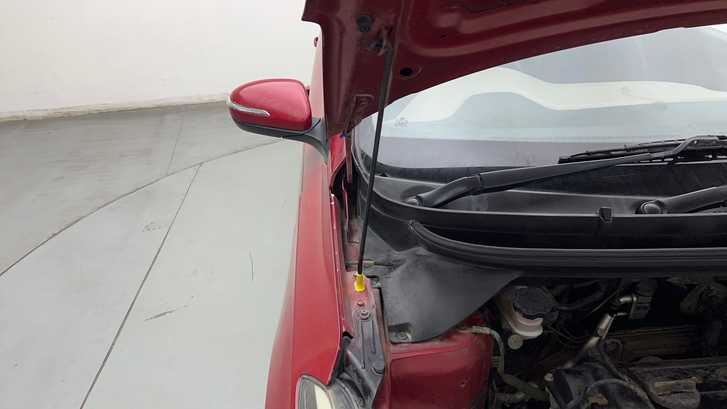 Used 2015 Hyundai Elite i20 Sportz 1.2 Petrol Manual engine ENGINE RIGHT SIDE HINGE & APRON VIEW