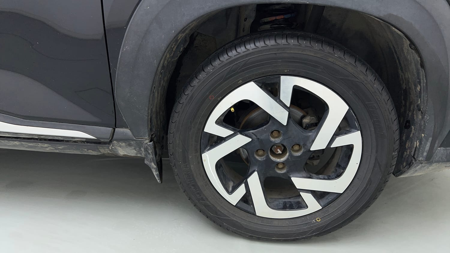 Used 2021 Nissan Magnite XV Turbo CVT Petrol Automatic tyres RIGHT FRONT TYRE RIM VIEW