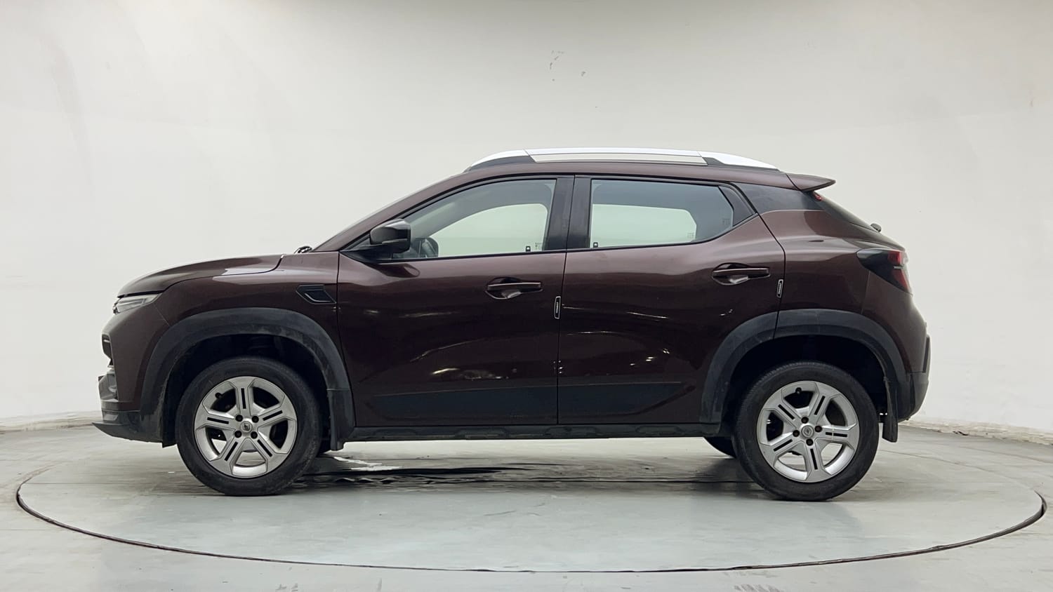 Used 2021 Renault Kiger RXT MT Petrol Manual exterior LEFT SIDE VIEW
