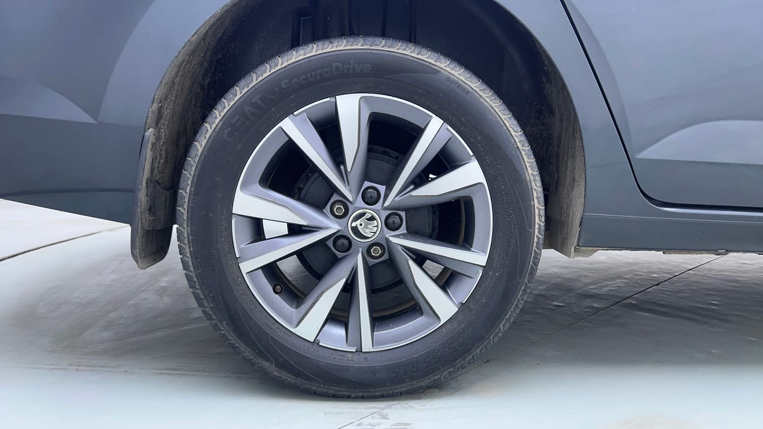 Used 2022 Skoda Slavia Style 1.0L TSI MT Petrol Manual tyres RIGHT REAR TYRE RIM VIEW