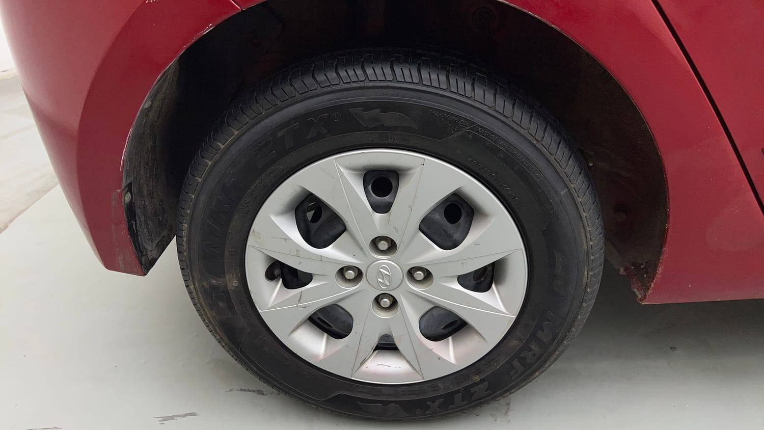 Used 2015 Hyundai Elite i20 Sportz 1.2 Petrol Manual tyres RIGHT REAR TYRE RIM VIEW
