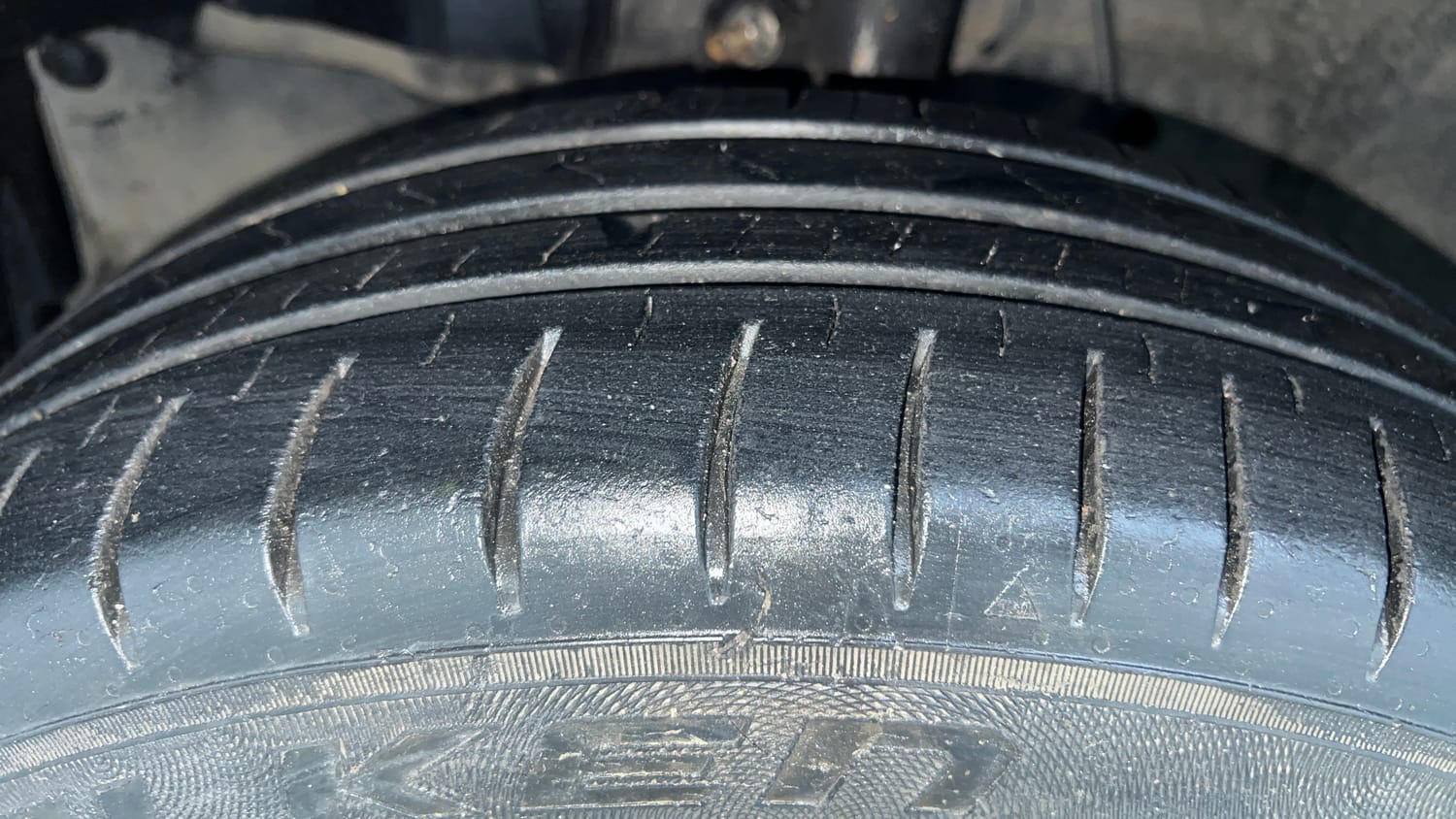 Used 2015 Honda City V Petrol Manual tyres LEFT FRONT TYRE TREAD VIEW