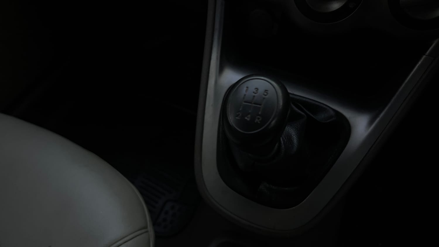 Used 2013 Hyundai i10 Era 1.1 iRDE2 Petrol Manual interior GEAR  KNOB VIEW